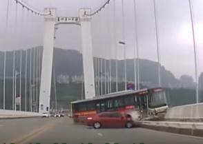 Спор водителя и пассажирки автобуса в Китае привел к гибели 13 человек (видео)