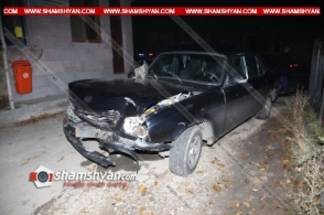 Եղվարդի դատարանի դիմաց բախվել են անչափահասի վարած ГАЗ 3110-ն ու հաշվետարի Volkswagen-ը