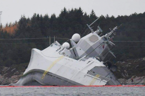 Вертолёт заснял лежащий на боку корабль ВМС Норвегии