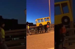 Во Владивостоке парни притворились автобусом, чтобы пройти по Золотому мосту