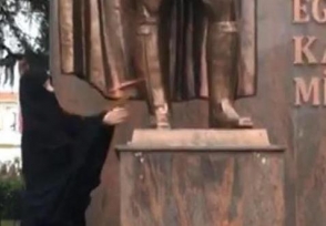Թուրքիայում կինը կացնով հարձակվել է Աթաթուրքի արձանի վրա (տեսանյութ)