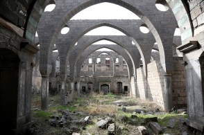 Որպես պահեստ, ախոռ և բրնձի գործարան օգտագործված հայկական եկեղեցին ավերման եզրին է (ֆոտոշարք)