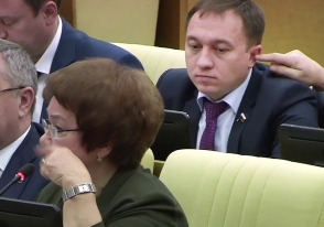 Депутат Госдумы РФ попытался засунуть палец в ухо коллеге