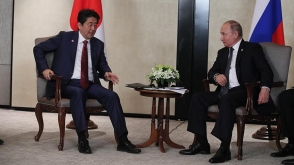 Абэ пообещал Путину не размещать базы США на Курилах