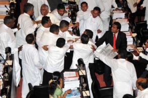 В парламенте Шри-Ланки подрались депутаты (видео)