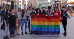 ԼԳԲՏ ակտիվիստներն ակցիա են արել՝ «Համարձակ քայլի՛ր, Նիկոլ», «Բարև,Երևան» կարգախոսներով