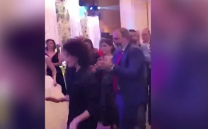 Նիկոլ Փաշինյանի տիկնոջ դուխով պարը հարսանիքի ժամանակ