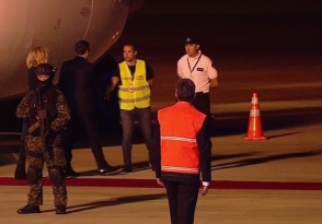 Макрона и его супругу не встретили в аэропорту Буэнос-Айреса (видео)