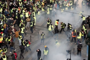 Փարիզում ոստիկանները արցունքաբեր գազ են կիրառել ցուցարարների դեմ (տեսանյութ)