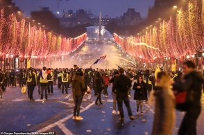  «Желтые жилеты» установили в Париже гильотину с названием партии Эммануэля Макрона (видео, фото)