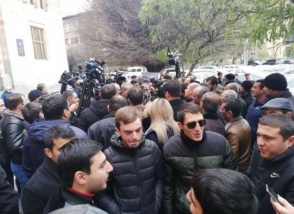 Занимающиеся перепродажей автомобилей граждане провели акцию протеста перед зданием правительства (видео)  