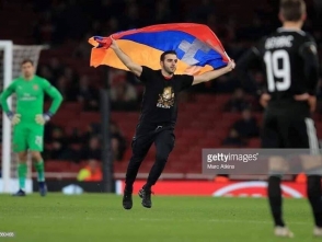 «Арсенал» победил «Карабах»: на поле выбежал болельщик с флагом Арцаха (видео)