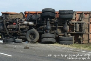 Վանաձոր-Գյումրի ավտոճանապարհին բեռնատարը հայտնվել է ձորակում. կա տուժած