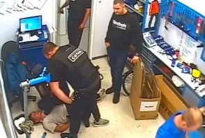 Ռուս ոստիկանը բջջային հեռախոսը մտցրել է բերման ենթարկվածի բերանը