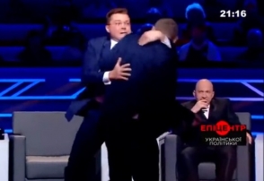 Драка в прямом эфире: депутат Рады накинулся на оппонента с тростью (видео)