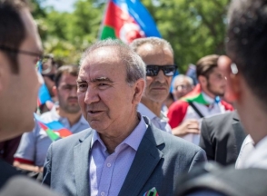 В Азербайджане изымают из продажи книги оппозиционного политика