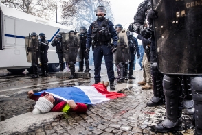 Власти Парижа применят бронетранспортеры во время протестов