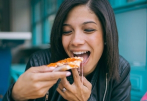 Учёные выяснили, почему некоторые люди едят вредную еду и не толстеют