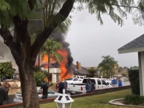 Самолёт упал на дома в жилом районе в Калифорнии (видео)