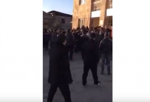 Потасовка между жителями села Аршалуйс и полицейскими (видео)