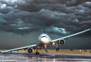 В аэропорту Лондона самолет не смог приземлиться из-за ураганного ветра (видео)