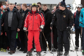 Путин и Лукашенко покатались на горных лыжах