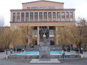 Студенты Ереванского госуниверситета требуют отставки ректора