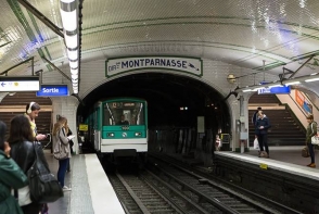 Неизвестный совершил нападение с применением кислоты в метро Парижа