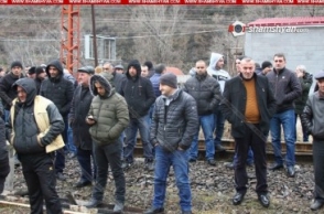 Ալավերդու պղնձաձուլարանի աշխատողներն այսօր դարձյալ փակել են Երևան-Թբիլիսի երկաթգիծը