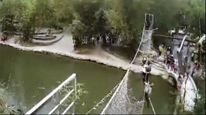 В Китае обрушился канатный мост с туристами (видео)