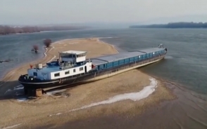 На Дунае не могут эвакуировать севший на мель 200-тонный грузовой корабль