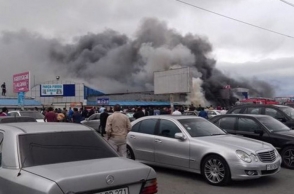 В центре Баку загорелся торговый центр (фото)