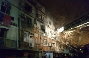 В Баку произошел пожар в общежитии: есть погибшие (видео)