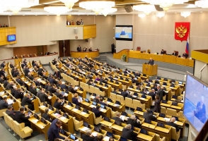 Госдума РФ окончательно приняла законы о наказании за фейковые новости