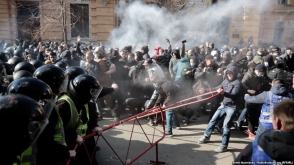 В Украине в столкновениях с националистами пострадали 25 полицейских