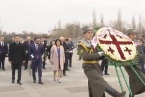 Վրաստանի նախագահը հարգանքի տուրք է մատուցել Հայոց ցեղասպանության զոհերի հիշատակին
