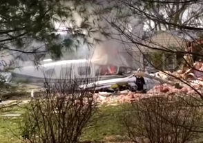 В США легкомоторный самолёт упал на жилой дом
