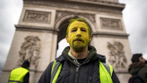 «Желтые жилеты» начали протестную акцию в центре Парижа