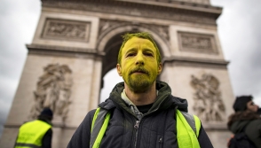 «Желтые жилеты» начали протестную акцию в центре Парижа