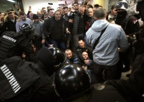 Демонстранты в Сербии ворвались в здание гостелевидения (видео)