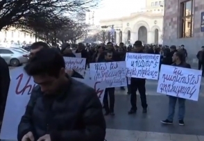 Перед зданием Правительства РА продолжается акция протеста против повышения акцизного налога (видео)  