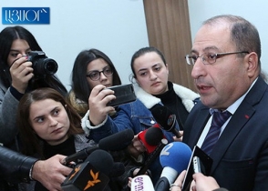 От показаний участников совещания отличается только показание Аршака Карапетяна, которое дано за должность – адвокат Роберта Кочаряна