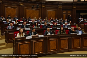 Депутаты парламента вернулись с полпути в Арцах, заседание НС возобновилось (видео)