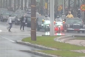 Հռոմի պապի այցի ժամանակ Մարոկկո անհայտ տղամարդը նետվել է երկրի թագավորի շարասյան առջև