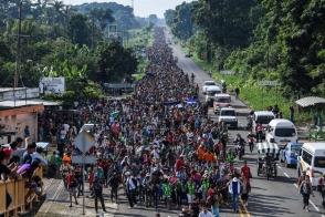 Власти Мексики не намерены сдерживать идущие в США караваны мигрантов (видео)