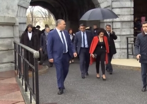 Кадр дня: над головой Анны Акопян тоже подержали зонт