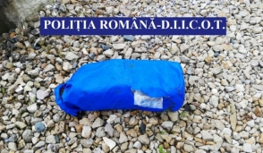 В Румынии на берег вынесло до сотни пакетов с кокаином