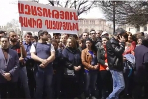 Сотрудники компании «Спайка» провели акцию протеста у здания Правительства РА (дополнено, видео)