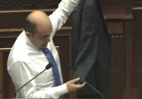 Эдмон Марукян: «Почему вы надели костюм Сержа Саргсяна?» (видео)