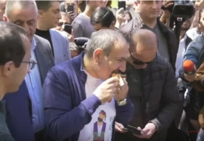 Իջևանի խոզ է. Փաշինյանին խորոված հյուրասիրեցին փողոցում